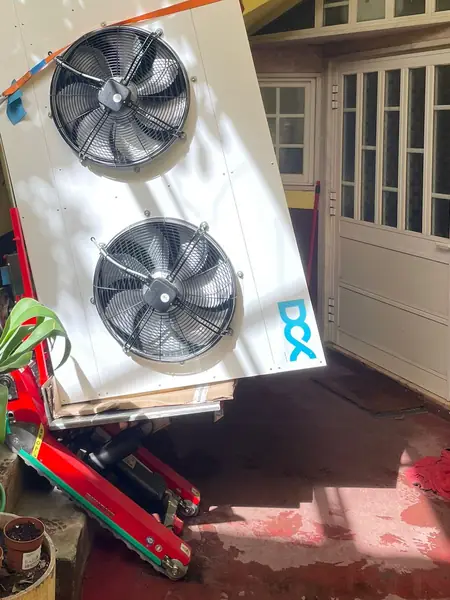 Drycooler de 120 kW a subir as escadas num carro sobe-escadas